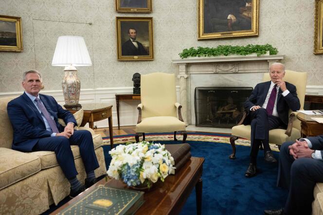 El presidente de la Cámara de Representantes, Kevin McCarthy, y el presidente de los Estados Unidos, Joe Biden, en Washington el 9 de mayo de 2023.