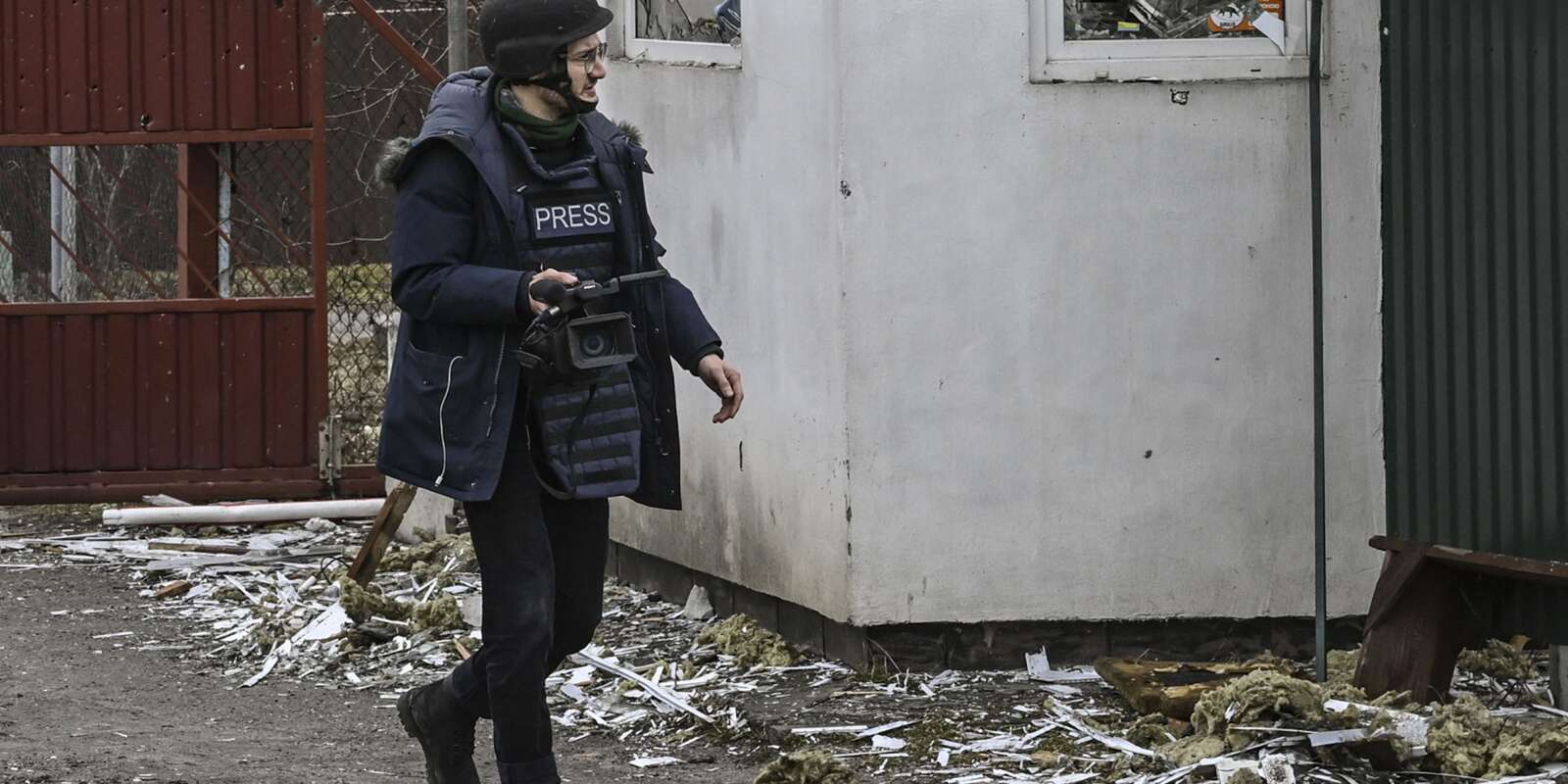 Arman Soldin, coordinateur vidéo de l’AFP en Ukraine, dans un village bombardé, le 3 mars 2022.