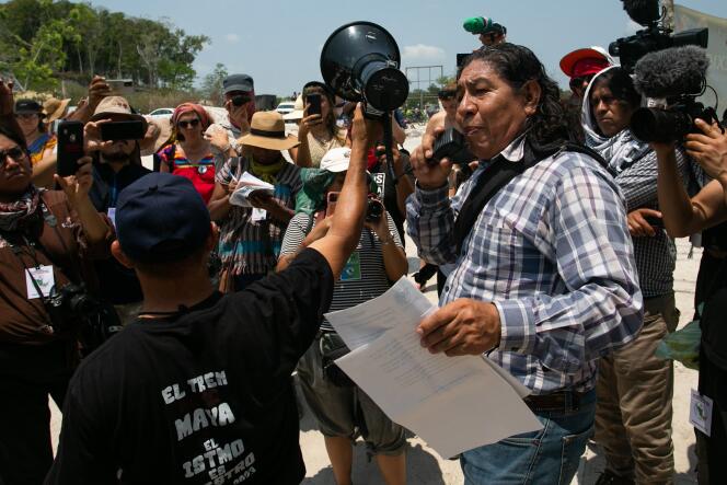 Un miembro de la comunidad Xpujil y del Consejo Regional Indígena de Chiapas, México, que se opone al proyecto del tren maya, recibe la visita de la caravana de resistencia El Sur el 3 de mayo de 2023.