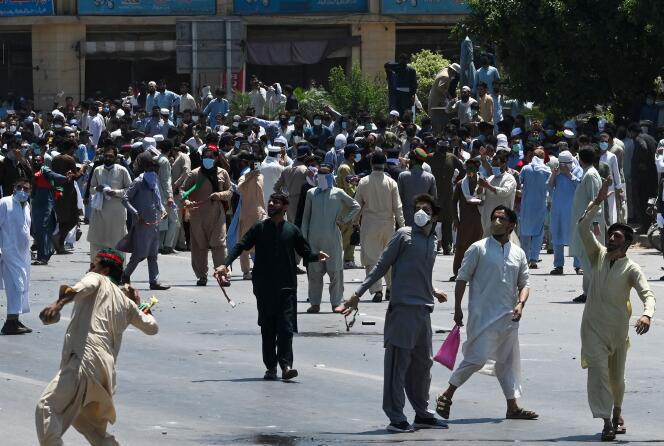 Partidarios del ex primer ministro paquistaní Imran Khan bloquean una carretera para protestar por su arresto en Peshawar, Pakistán, el miércoles 10 de mayo de 2023. 