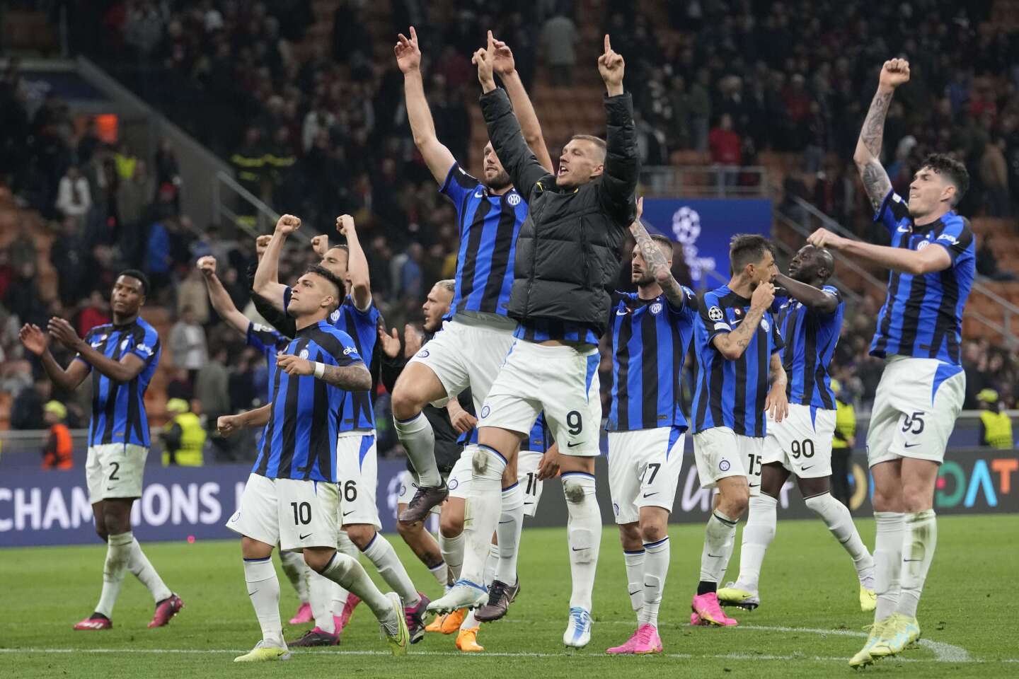 El Inter de Milán ofrece el partido de ida del «euroderby» ante el AC Milan, en un bullicioso San Siro