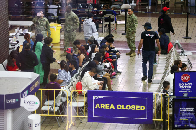 Migrantes que llegan de Texas en autobús esperan ser recogidos en la estación de autobuses de Port Authority en Nueva York, el 10 de mayo de 2023. 
