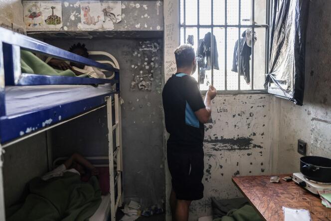 Un détenu dans sa cellule à la prison de Gradignan (Gironde), le 3 octobre 2022.