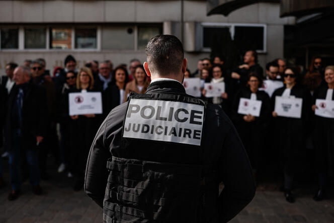 Lors d’une journée d’action nationale des membres de la police judiciaire (PJ), des magistrats et des avocats contre la réforme de la PJ, à Lille, le 16 mars 2023.