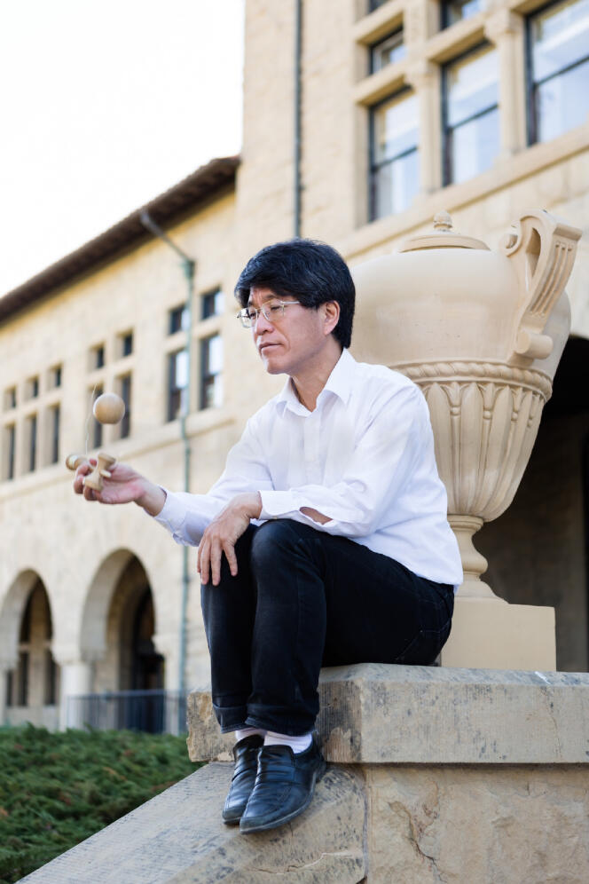 Tadashi Tokieda, à l’université Stanford (Etats-Unis), en novembre 2018. Il tient un Kendama, un jouet d’adresse japonais qu’il utilise pour expliquer un principe de physique appelé la conservation du moment angulaire.