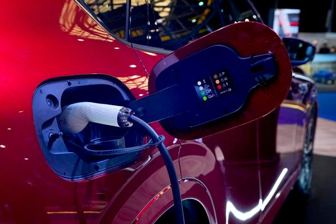 Un câble d’alimentation branché sur la nouvelle voiture électrique Mazda CX-60 exposée au salon e-Motor à Beyrouth, le 10 mai 2023.