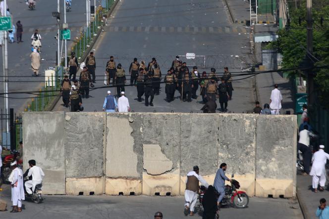 Des policiers montent la garde dans une rue de Peshawar, le 10 mai 2023. 