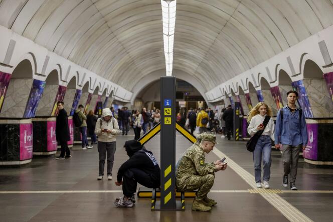 La gente está abierta en una estación de metro con una alerta de ataque aéreo, en Kiev, el 4 de mayo de 2023.