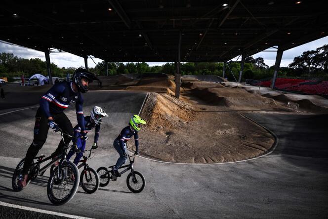 Léo Garoyan, Arthur Pilard y Matéo Colsenet, miembros del equipo francés de BMX, en demostración, el jueves 11 de mayo de 2023, en la futura pista olímpica, en Montigny-le-Bretonneux (Yvelines).