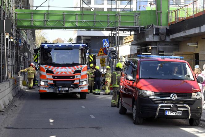Reddingsteams zijn aan het werk op de plaats van een ongeval waarbij ongeveer 27 mensen, voornamelijk kinderen, op 11 mei 2023 in Espoo, Finland, gewond raakten bij een val van een voetgangersbrug. 