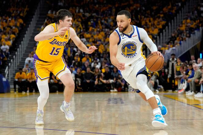 Stephen Curry face à Austin Reaves des Los Angeles Lakers, lors du match 5 des demi-finales de Conférence Ouest de playoffs NBA, le 10 mai 2023, à San Francisco. 