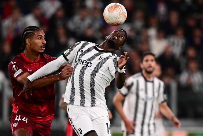 The French midfielder of Juventus, Paul Pogba, in the fight with his compatriot, Loïc Bade, of Sevilla FC, on May 11, 2023, in Turin.