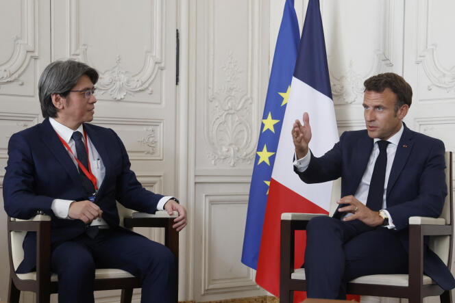 Le président Emmanuel Macron s’entretient avec le PDG de Prologium, Vincent Yang, lors de la 5ᵉ édition du Business Summit « Choose France », à Versailles (Yvelines), le 11 juillet 2022.

