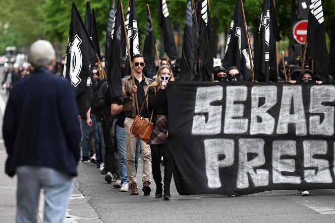Des membres du groupe d’extrême droite « Comité du 9 Mai » lors d’un rassemblement pour le 29ᵉ anniversaire de la mort de Sébastien Deyzieu à Paris, le 6 mai 2023. 