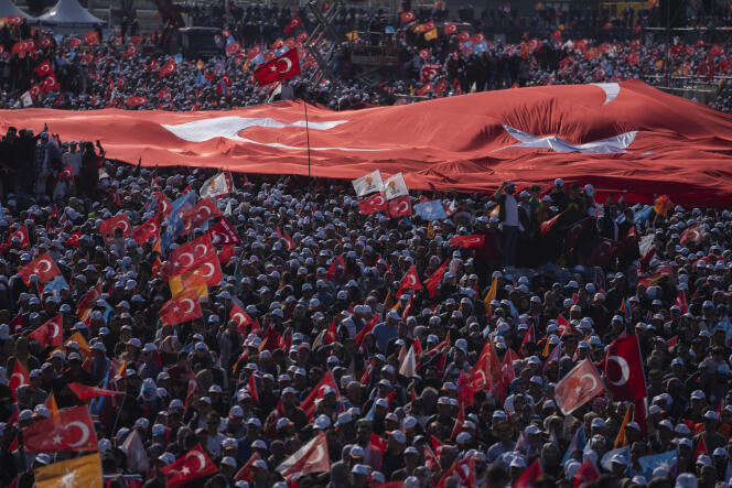 Des partisans du président turc et candidat à la présidence de l’Alliance populaire, Recep Tayyip Erdogan, assistent à un rassemblement électoral à Istanbul, en Turquie, le 7 mai 2023. 