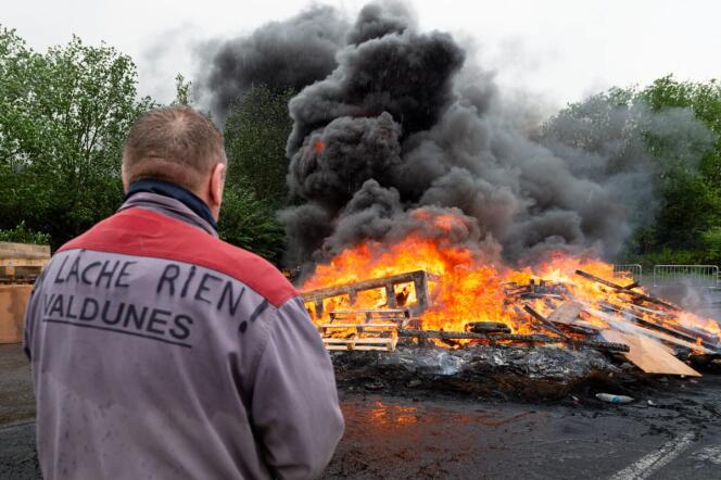 Piquet de grève des salariés de Valdunes, société spécialisée dans les roues et les essieux pour le ferroviaire, à Trith-Saint-Léger (Nord), le 9 mai 2023.