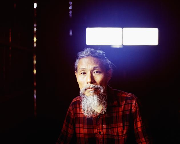 Maung Phoe, artista birmano, en su casa de los suburbios de Mae Sot, Tailandia, donde se refugió tras permanecer encerrado en la prisión de Insein, Birmania, de abril a octubre de 2021. Aquí, el 17 de enero de 2023.