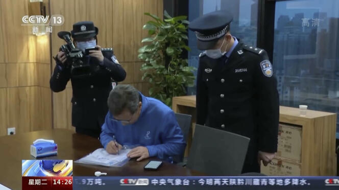 Sur cette image tirée d’une vidéo non datée de la chaîne de télévision CCTV, la police chinoise effectue des opérations de maintien de l’ordre lors d’une descente dans les bureaux de Capvision à Shanghaï. 
