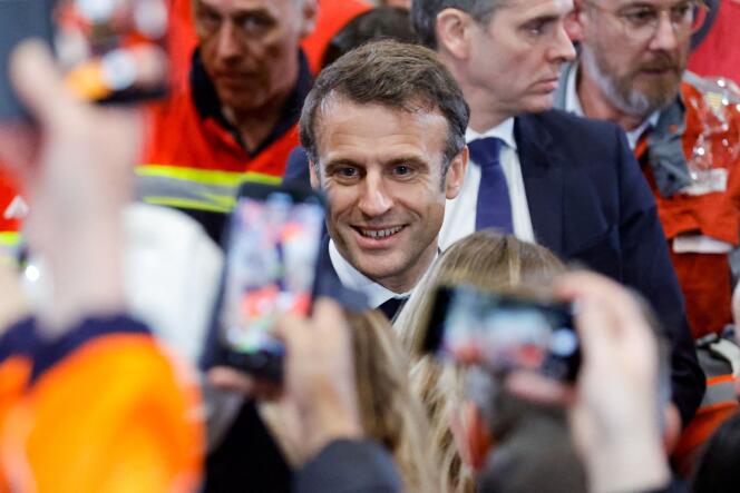 El presidente Emmanuel Macron, durante la visita a una fábrica de aluminio en Dunkerque, el 12 de mayo de 2023.