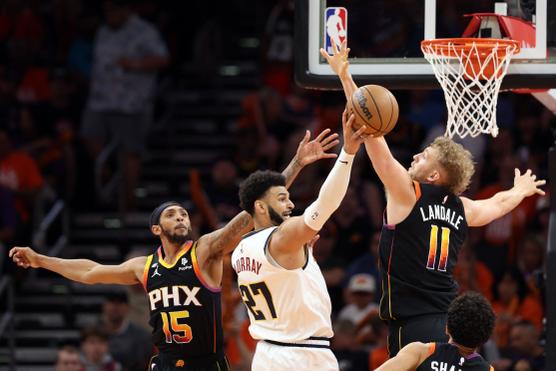 El jugador de los Denver Nuggets, Jamal Murray (camiseta blanca), se enfrenta a los Phoenix Suns, el 11 de mayo de 2023, en Phoenix.