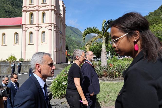 La Primera Ministra, Elisabeth Borne, visitando la ciudad de Salazie (Reunión), junto al Alcalde Stéphane Fouassin (varios a la derecha), 11 de mayo de 2023.