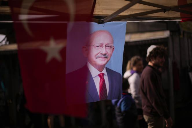 Une photo de Kemal Kiliçdaroglu, leader du parti turc CHP et candidat à l’élection présidentielle, dans une rue d’Istanbul, le 18 avril 2023. 