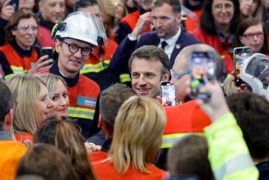 Emmanuel Macron durante su visita a la fábrica de Aluminium Dunkerque, en Loon-Plage (Norte), el 12 de mayo de 2023.