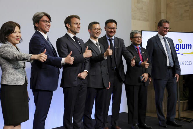 Emmanuel Macron, aux côtés notamment du PDG de ProLogium, Vincent Yang (deuxième à partir de la gauche), à Dunkerque, le 12 mai 2023.