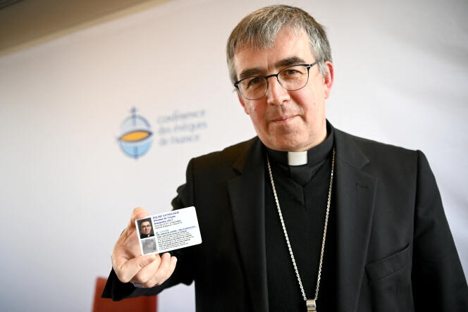 L’évêque Alexandre Joly montre sa carte d’identité lors d’une conférence de presse dans le cadre de la Conférence des évêques de France, à Paris, le 10 mai 2023.
