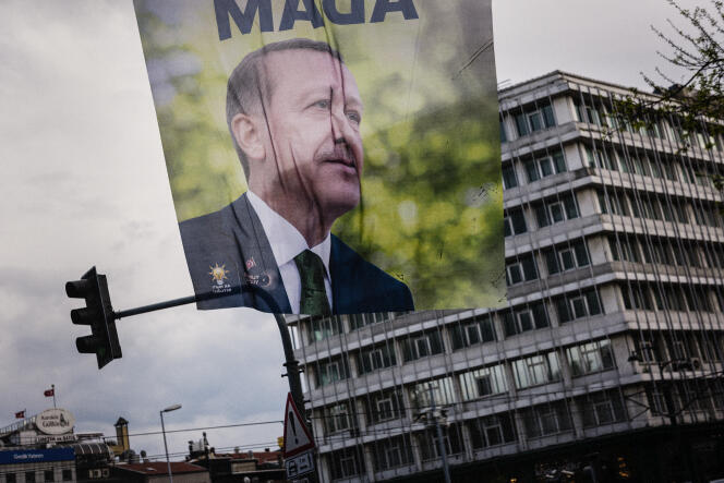 Une banderole électorale de Recep Tayyip Erdogan dans le quartier de Karakoÿ à Istanbul (Turquie), le 25 avril 2023.