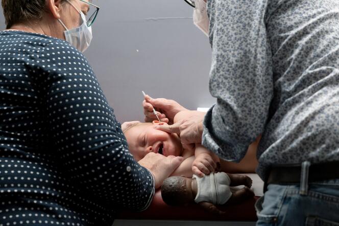 A pediatrician examines a little girl with bronchiolitis, in Vincennes (Val-de-Marne), December 2, 2022.