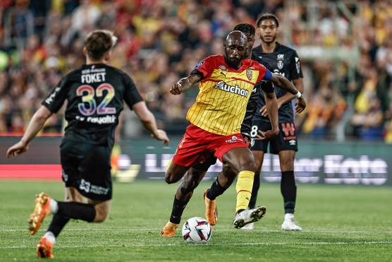 El capitán del Lensois, Seko Fofana (maillot amarillo), ante el Angers, el 12 de mayo de 2023, en Lens.