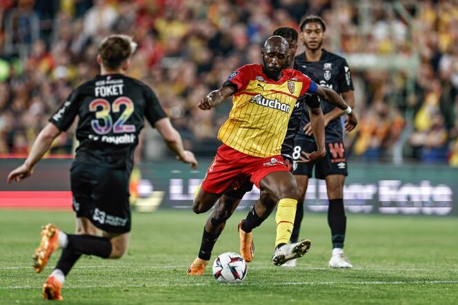The Lensois captain, Seko Fofana (yellow jersey), against Angers, on May 12, 2023, in Lens.