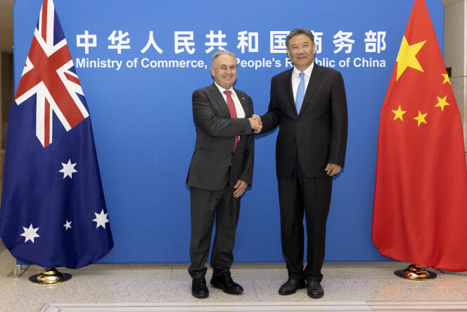 Le ministre du commerce, Wang Wentao, avec le ministre du tourisme australien, Don Farrell, le 12 mai 2023, à Pékin. 