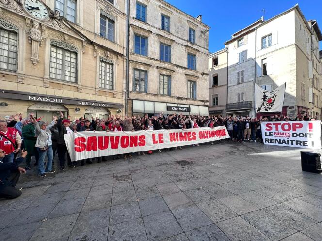 Les supporteurs du Nîmes Olympique mobilisés devant la mairie, pendant une séance du conseil municipal à Nimes, le 13 mai 2023.