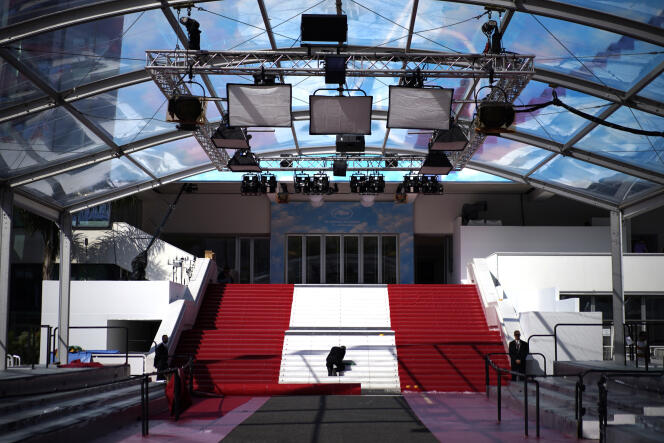 Des membres de l’équipe installent le tapis rouge au Palais des Festivals avant l’ouverture du festival international du film, à Cannes, le mardi 17 mai 2022. 