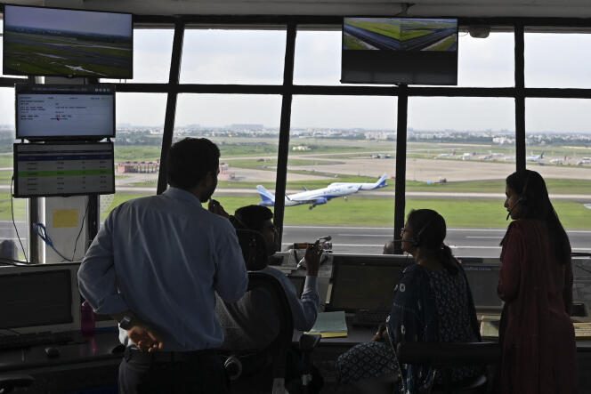 Los controladores de tráfico aéreo monitorean el despegue de un avión del Aeropuerto Internacional de Chennai, India, el 20 de octubre de 2022. 
