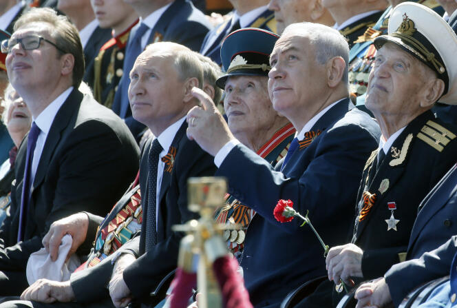 Le président russe, Vladimir Poutine, le président serbe, Aleksandar Vucic (à gauche) et le premier ministre israélien, Benyamin Nétanyahou, lors du défilé militaire du 9 mai 2018, sur la place Rouge, à Moscou. 