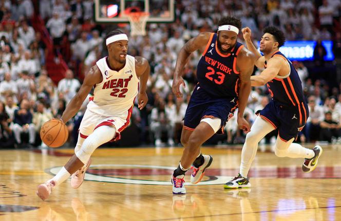 El jugador del Heat Jimmy Butler (número 22) se enfrenta a los New York Knicks en Miami el 12 de mayo de 2023.