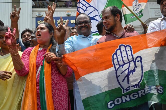 Los partidarios del Congreso celebran la victoria del partido en las elecciones parlamentarias del estado indio de Karnataka en Bangalore el 13 de mayo de 2023. 