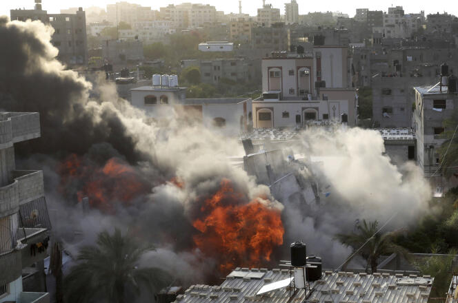 Humo y fuego causados ​​por un ataque aéreo israelí contra un edificio en Gaza el 13 de mayo de 2023. 