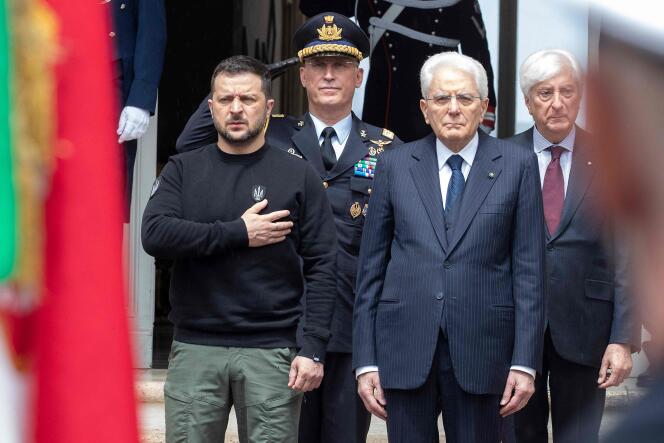 Le président italien, Sergio Mattarella, saluant le président ukrainien, Volodymyr Zelensky, au palais présidentiel du Quirinal, à Rome, le 13 mai 2023. 