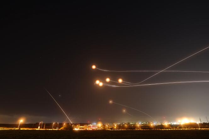 El sistema de defensa aérea Cúpula de Hierro de Israel intercepta cohetes lanzados desde la ciudad de Gaza el 13 de mayo de 2023 sobre la ciudad sureña de Sderot. 