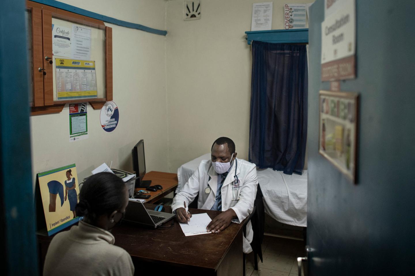 “Mientras los países ricos desvían a los médicos africanos, envían a sus profesionales a África a través de la ONU y las ONG”