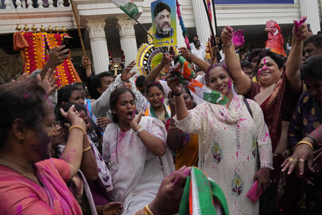 Partidarios del opositor partido del Congreso celebran los resultados de las elecciones del estado de Karnataka a favor de su partido, en Bangalore, India, el 13 de mayo de 2023. 