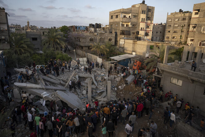 Los palestinos inspeccionan los escombros de la casa del agente de la Yihad Islámica Zeyad Selmi después de que fuera atacada por un ataque aéreo israelí en la ciudad de Gaza el 13 de mayo de 2023.