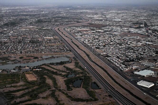 Vista aérea del muro fronterizo y las barreras de alambre de púas a lo largo del Río Grande (Río Bravo) entre El Paso, Texas en los Estados Unidos (izquierda) y Ciudad Juárez, México (derecha), 12 de mayo de 2023.