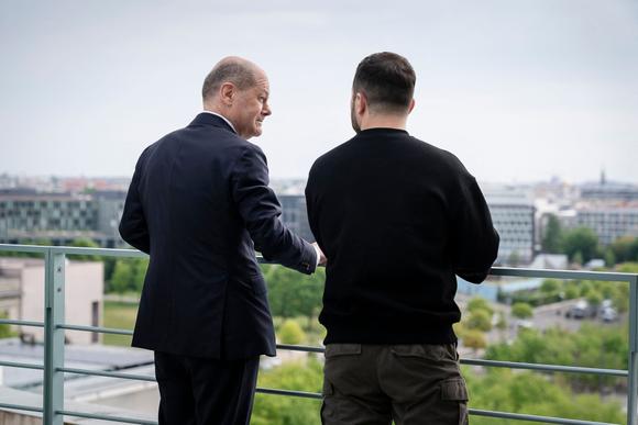 Il cancelliere tedesco Olaf Scholz (a sinistra) e il presidente dell'Ucraina sul balcone dell'edificio che ospita la cancelleria durante la visita di Volodymyr Zelensky a Berlino il 14 maggio 2023.