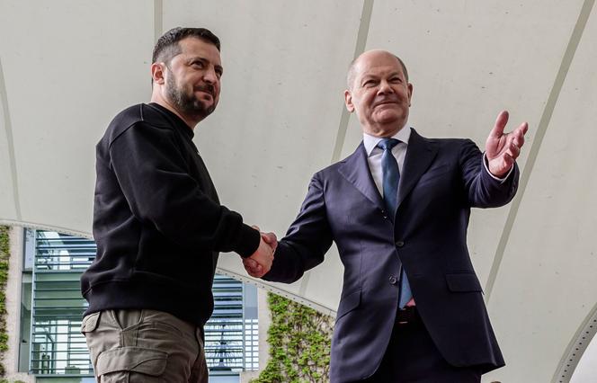 Le chancelier allemand, Olaf Scholz, et le président ukrainien, Volodymyr Zelensky, échangent une poignée de main, à Berlin, le 14 mai 2023.