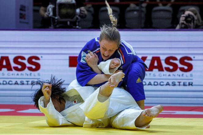 La Japonaise Saki Niizoe (en blanc) et la Française Margaux Pinot ont disputé le jeu décisif, dimanche 14 mai, en finale des championnats du monde de judo à Doha (Qatar).